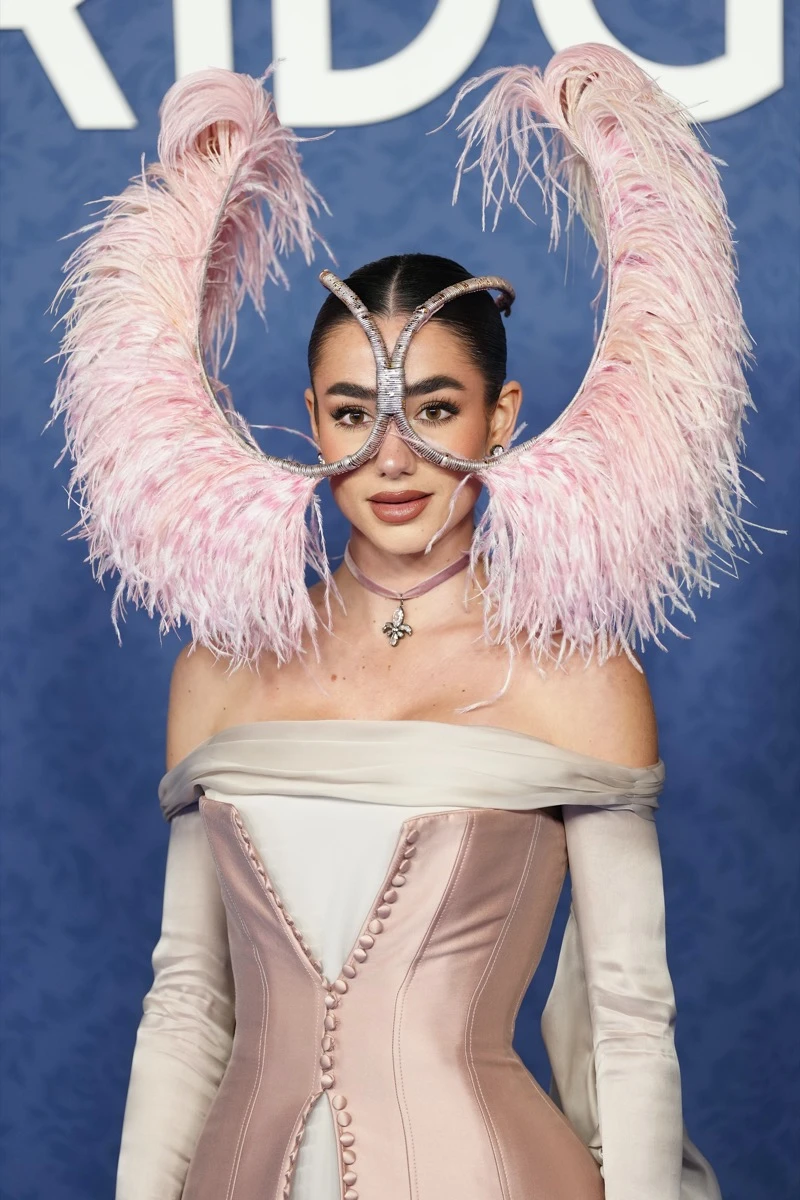 de Luke Thompson a Yerin Ha, los looks de los famosos en el baile de máscaras de Bridgerton