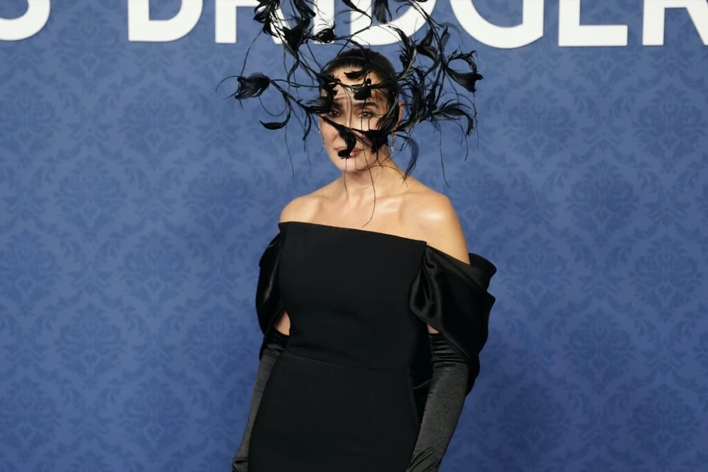 de Luke Thompson a Yerin Ha, los looks de los famosos en el baile de máscaras de Bridgerton