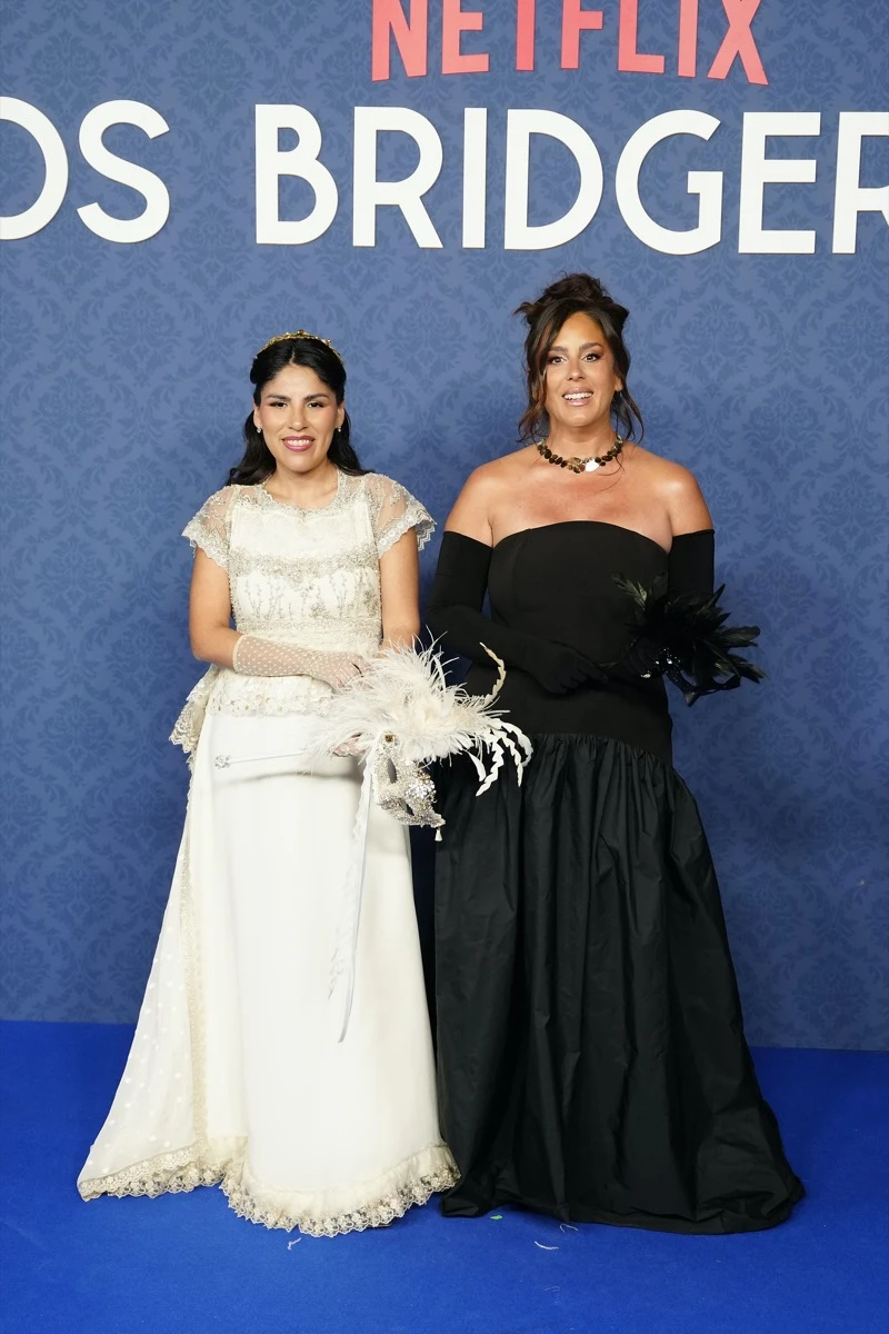 de Luke Thompson a Yerin Ha, los looks de los famosos en el baile de máscaras de Bridgerton