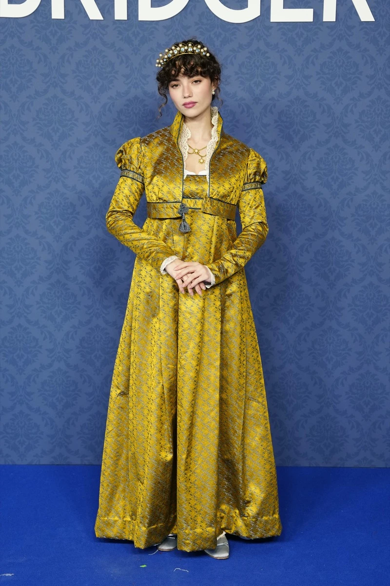 de Luke Thompson a Yerin Ha, los looks de los famosos en el baile de máscaras de Bridgerton