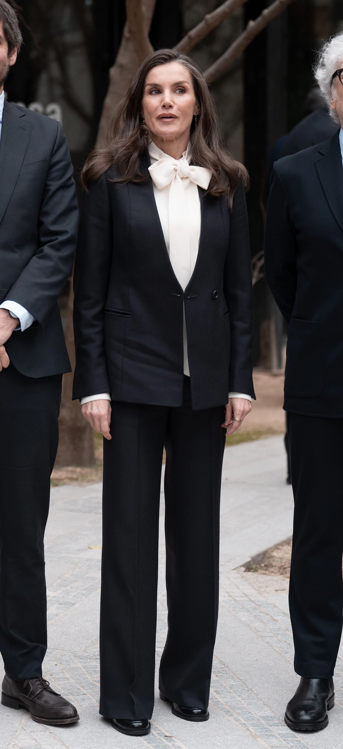 La reina lo usó con un traje y logró un look súper elegante y chic. 