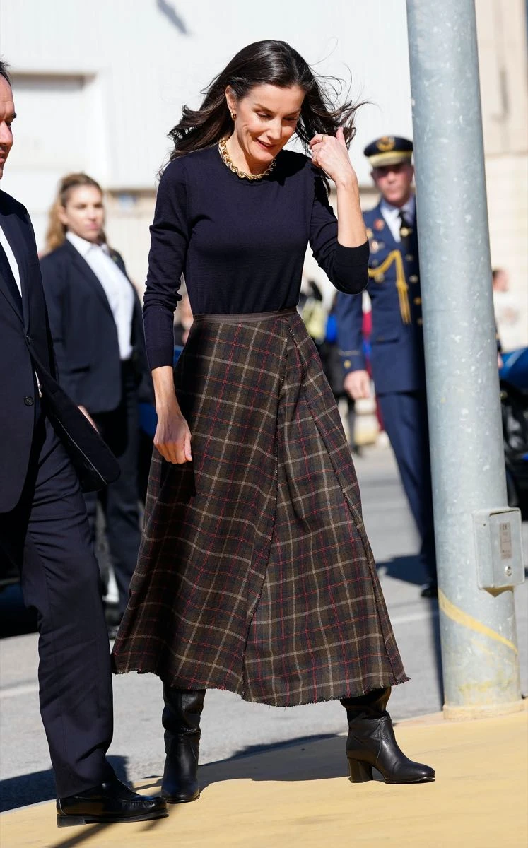  Letizia adoptó la fórmula más chic del invierno 2026: pollera larga + botas.