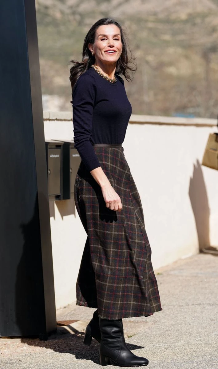  Letizia adoptó la fórmula más chic del invierno 2026: pollera larga + botas.