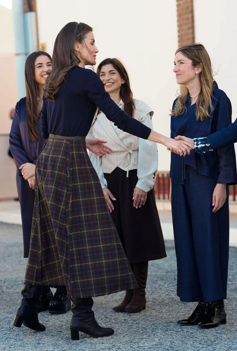  Letizia adoptó la fórmula más chic del invierno 2026: pollera larga + botas.