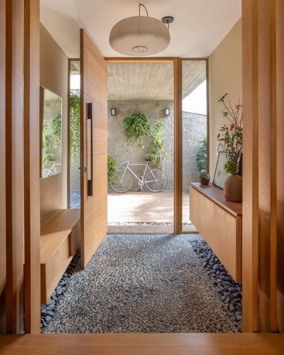 “genkan”.  

Es un umbral, un lugar que marca con claridad el cambio entre el afuera y el adentro.