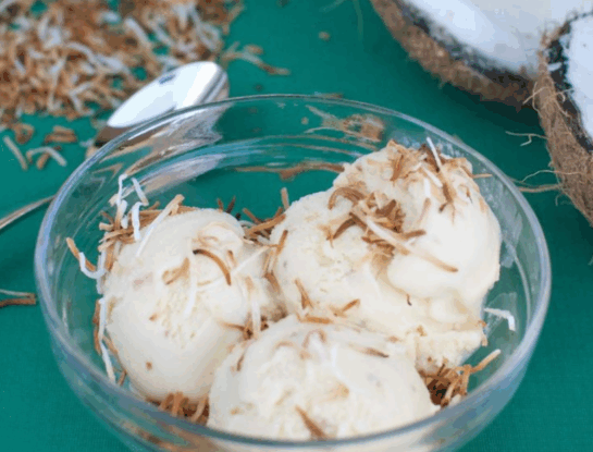 Helado de coco casero: una receta proteica, sin azúcar y con solo 3 ingredientes
