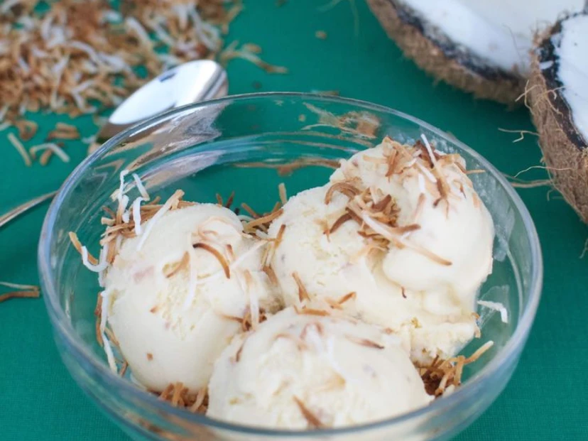 Helado de coco casero: una receta proteica, sin azúcar y con solo 3 ingredientes
