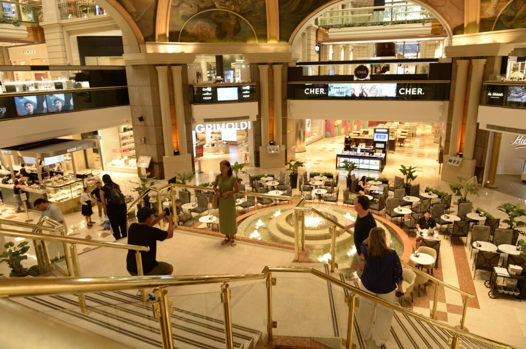 Más de 900 mil personas recorren el shopping cada mes.