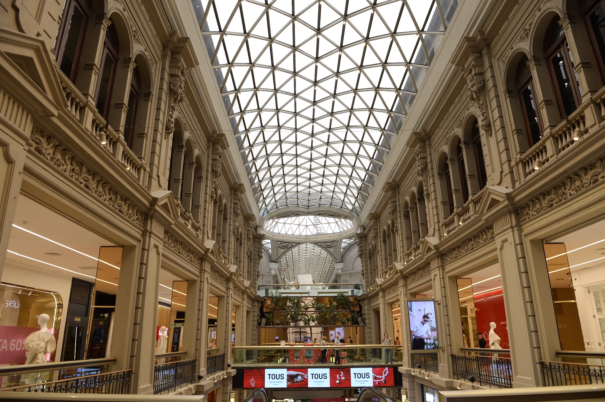 La idea del edificio era traer a Buenos Aires el concepto de los grandes almacenes parisinos.