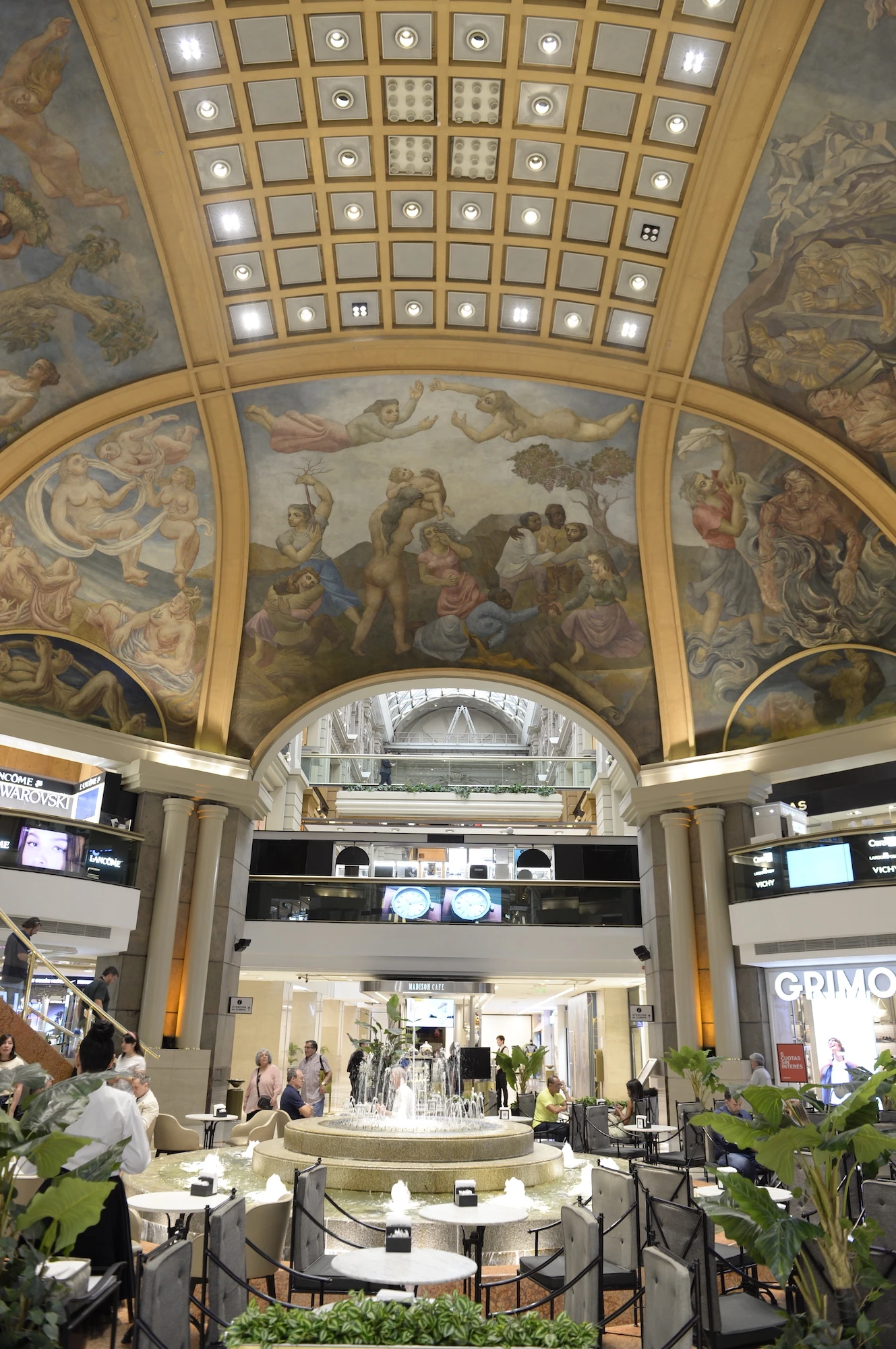 Los murales de la cúpula se agregaron en la obra realizada a partir de 1946.