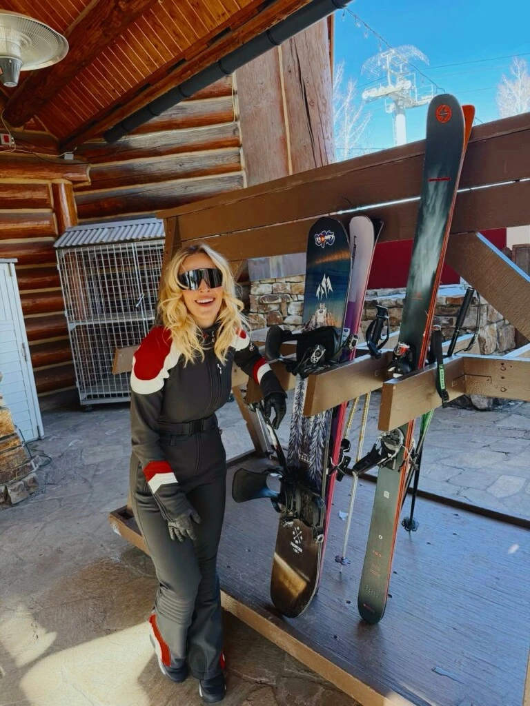 Luisana posando divertida con el equipo de esquí.