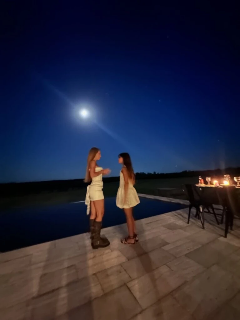 La productora junto a la hija de 12 años de Cabré.