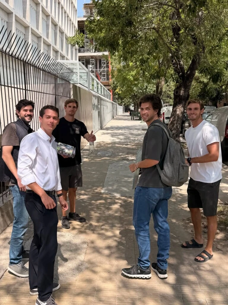 En pocos minutos, el posteo se llenó de mensajes de cariño y felicitaciones de colegas, amigos y seguidores que acompañaron la alegría de la familia.