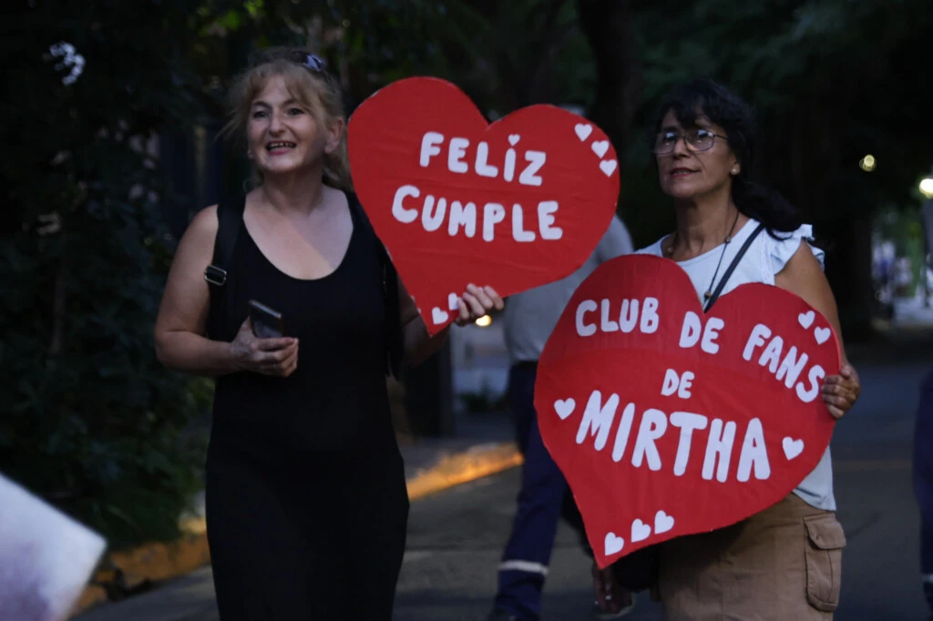 Su club de fans esperó la llegada de la diva.