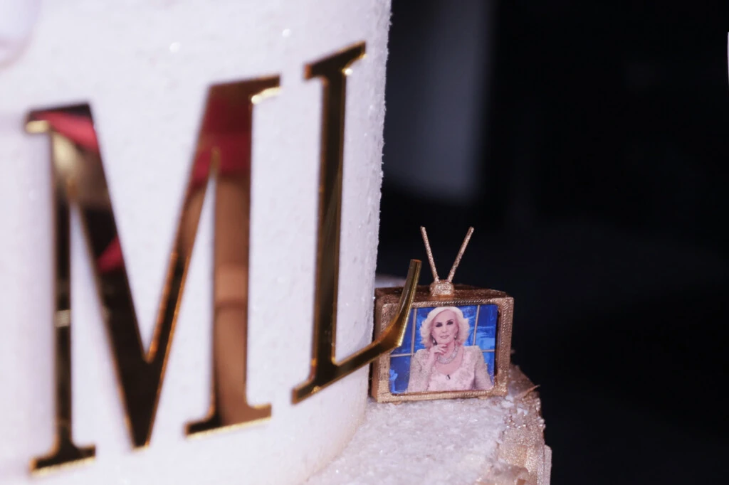 La torta llevó las iniciales de la conductora y detalles florales.