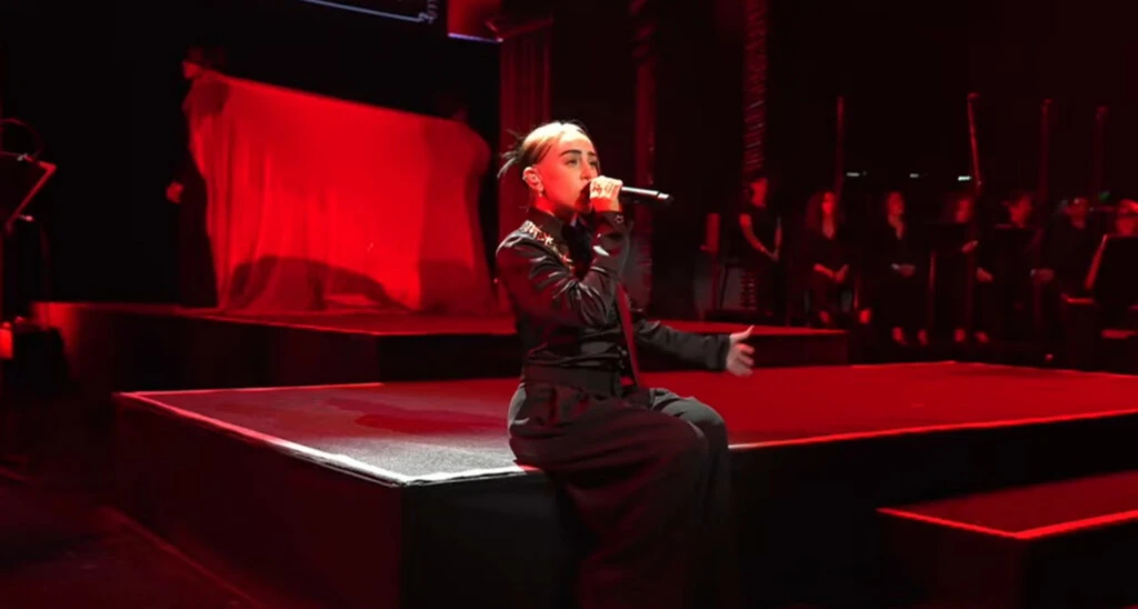 Durante la interpretación de “Se va uno llegan dos”, la artista sumó un detalle especial: estrellas concebidas como piezas de joyería.