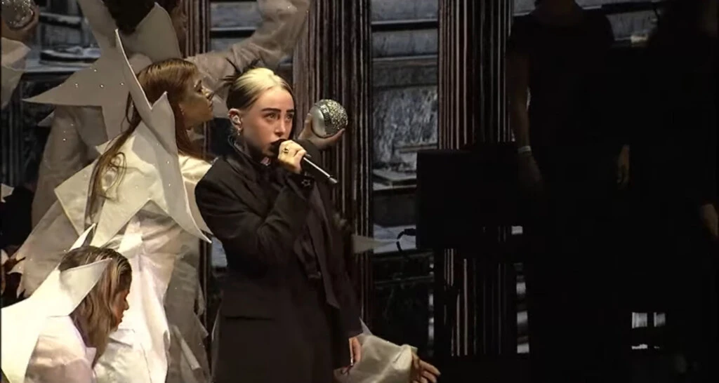 En la versión noir, las solapas en seda evocaron el código clásico del smoking, aportando un contraste elegante y atemporal.