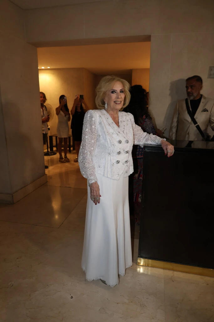 Mirtha Legrand volvió a apostar por la elegancia clásica.