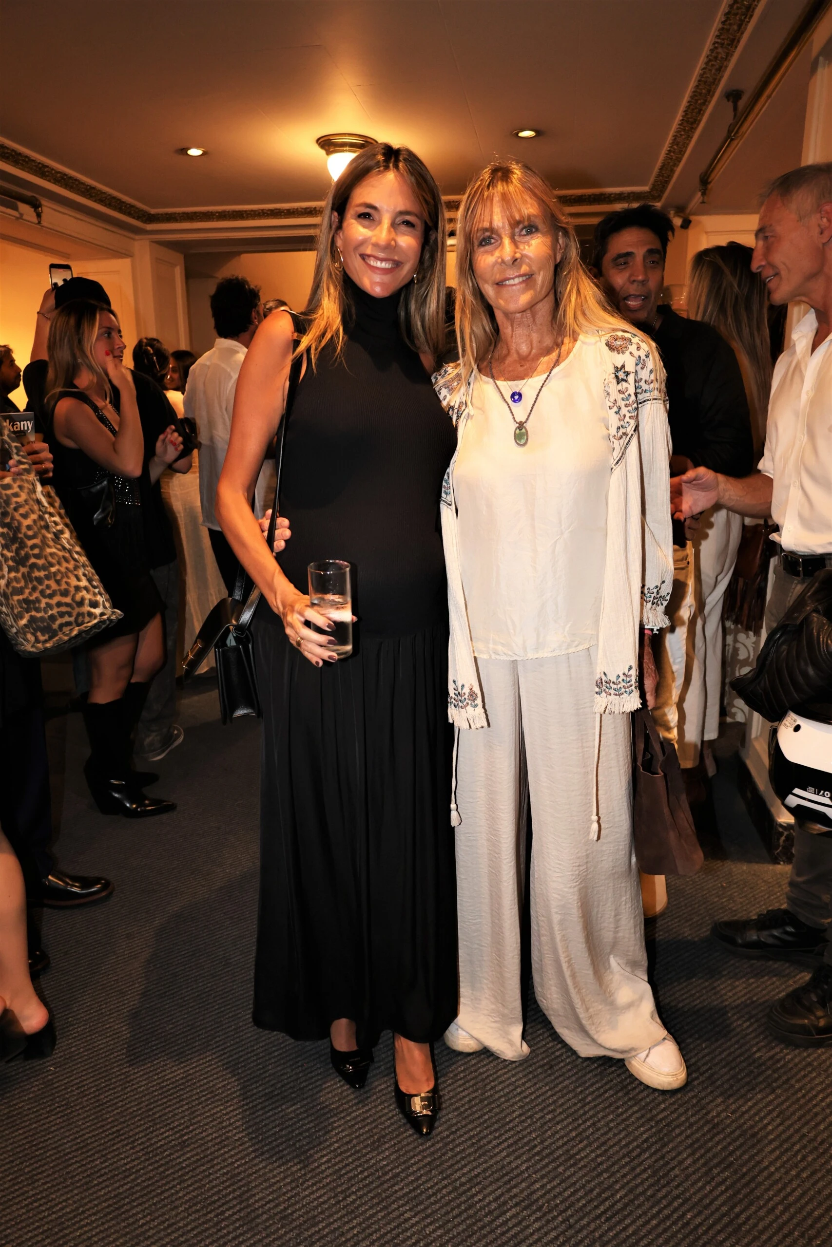 María Belén Ludueña junto a Virginia Elizalde.