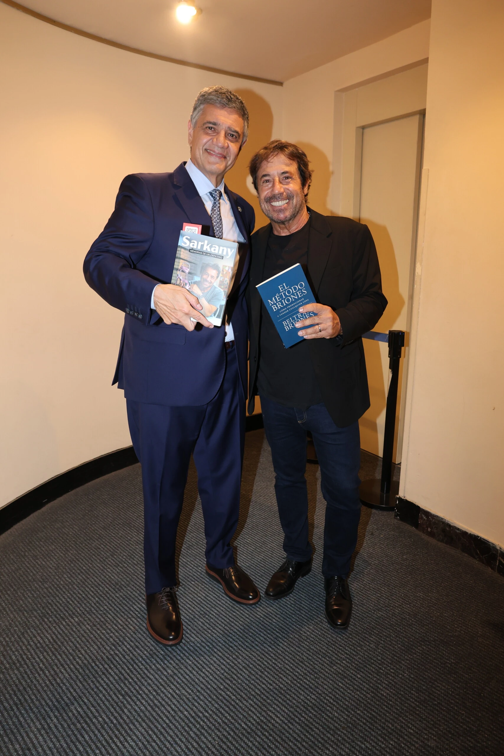 Jorge Macri junto al diseñador.