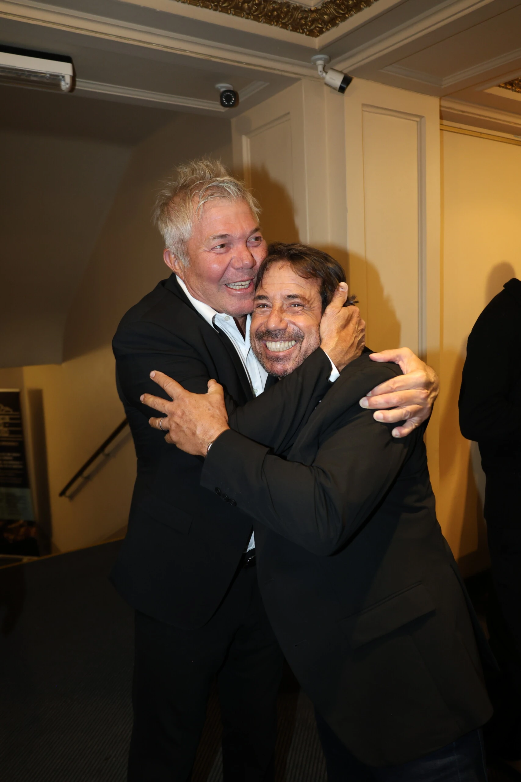 Fernando Burlando felicitando a su gran amigo.