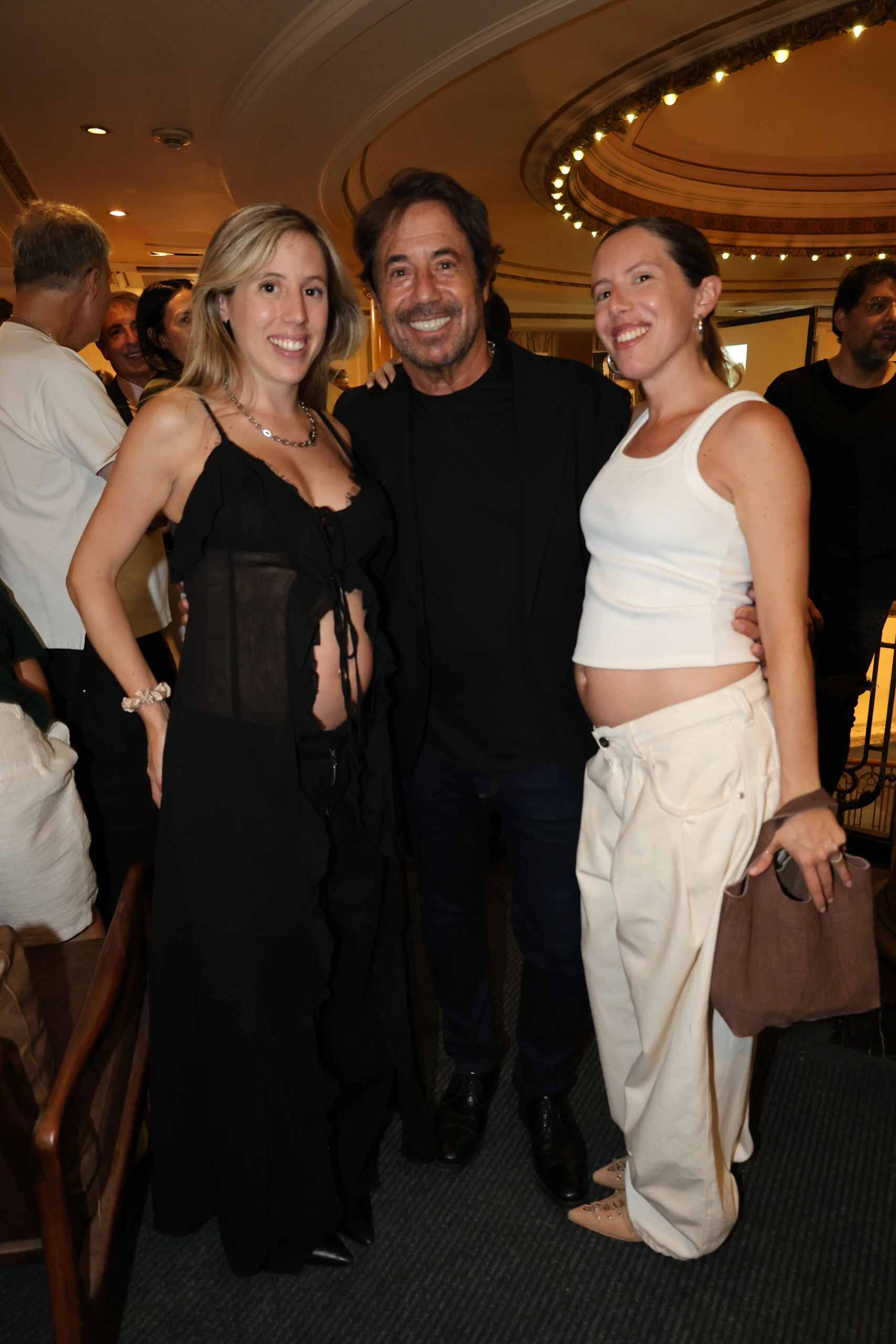 Ricky feliz junto a sus hijas, ambas embarazadas, Clara y Josefina.