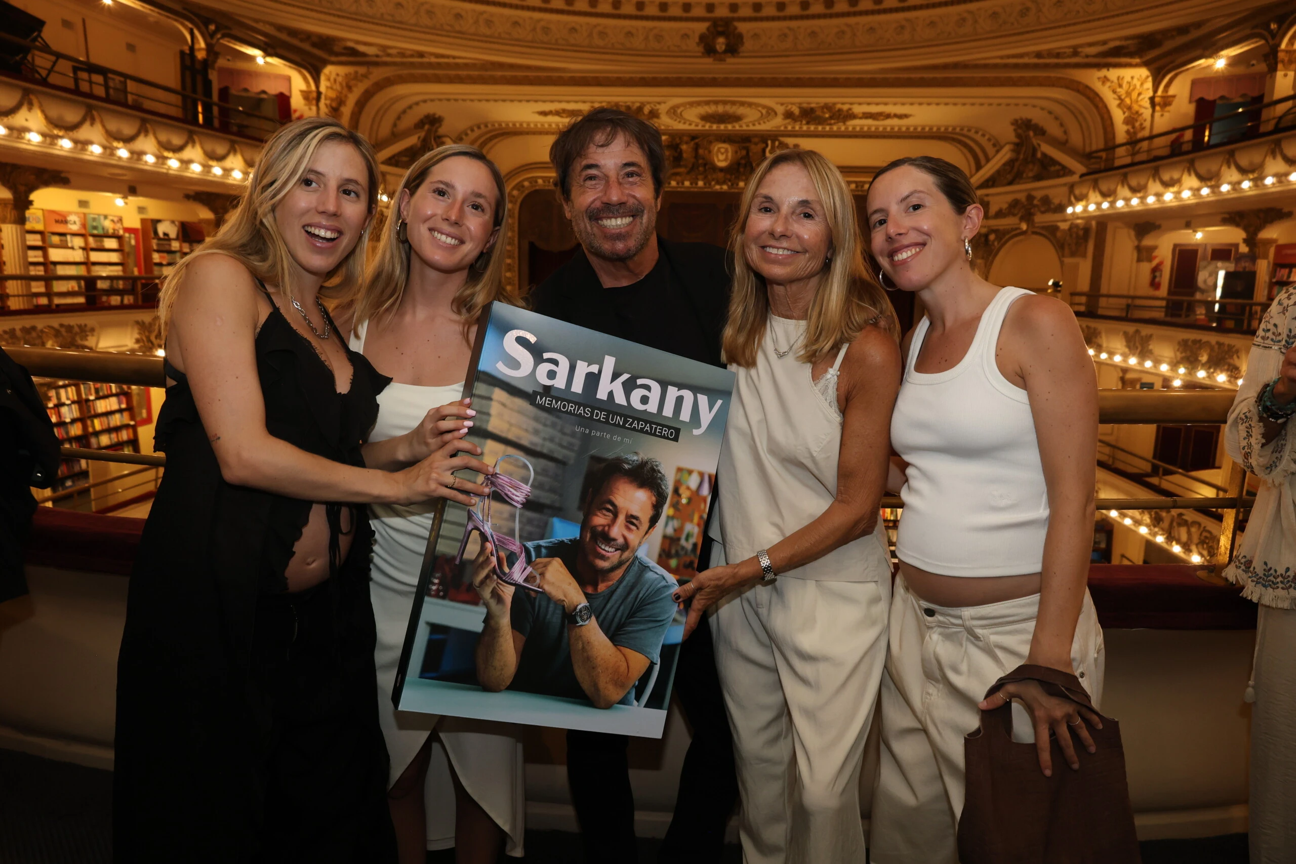 Ricky Sarkany junto a su mujer, Graciela Papini y sus hijas Violeta, Clara y Josefina
