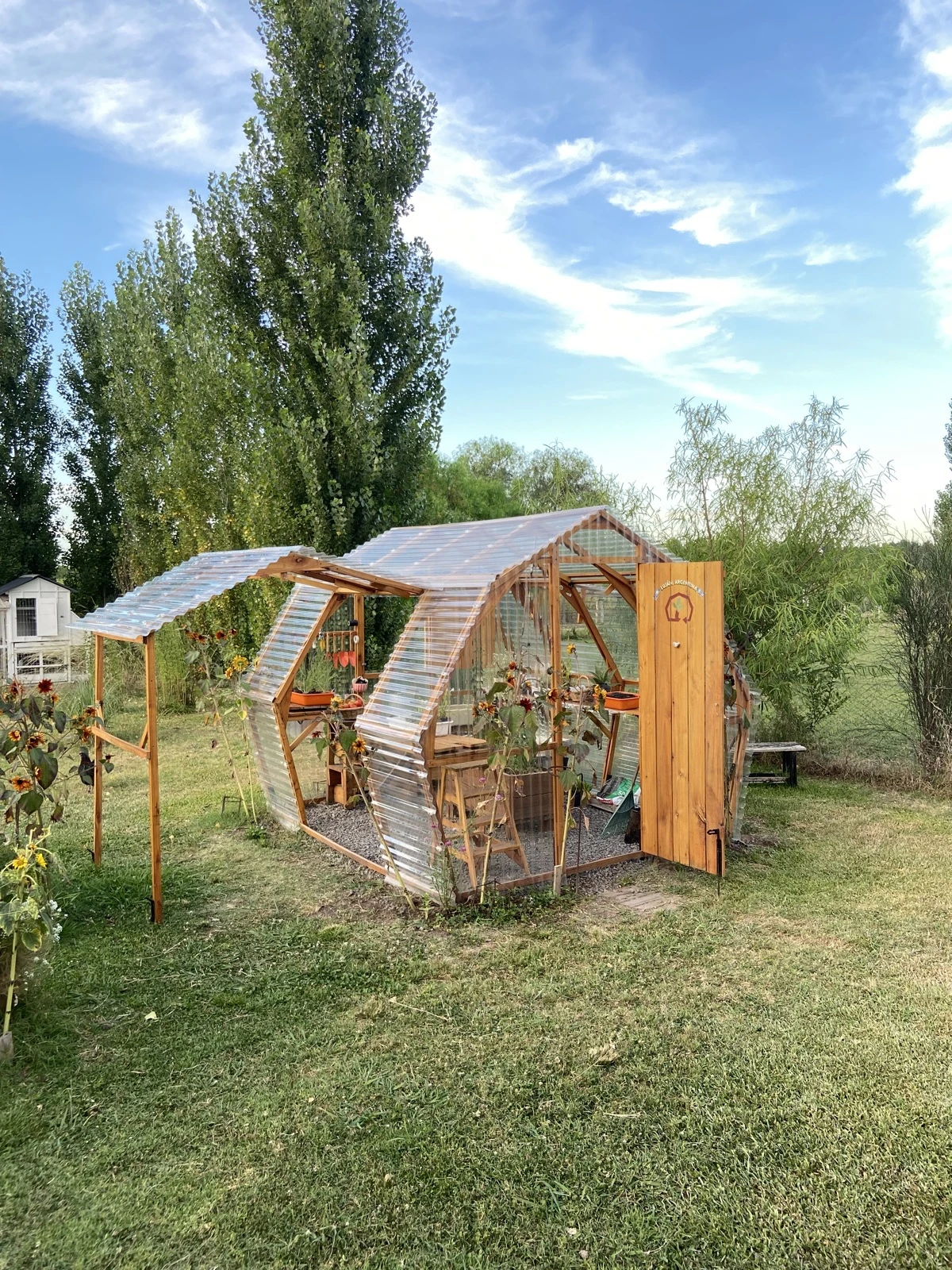 la madera es el material clave en la construcción de estos espacios de diseño, calma y contacto con la tierra. 