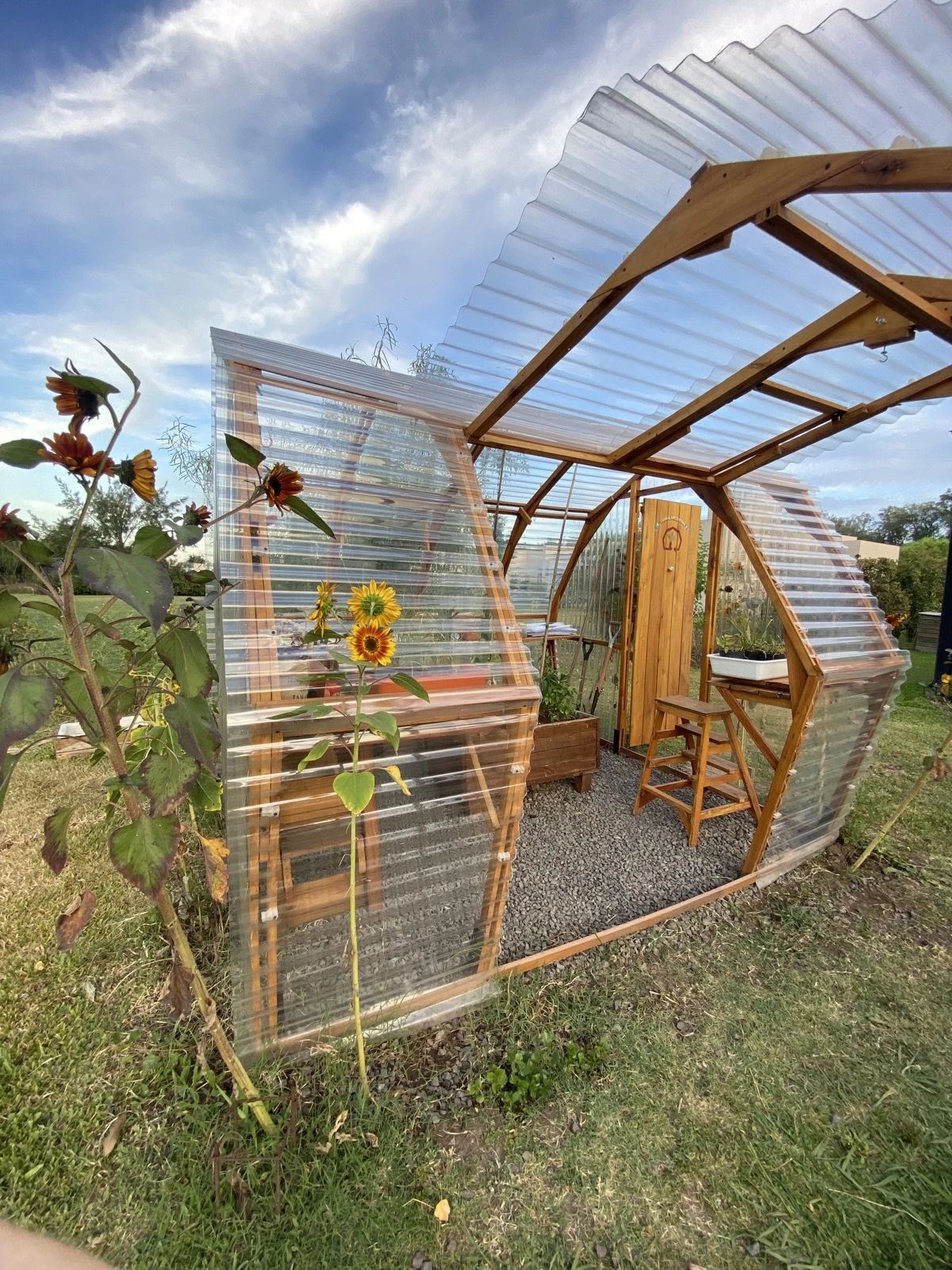 Este material noble es clave en la construcción de invernaderos, huertas y pequeños espacios productivos 