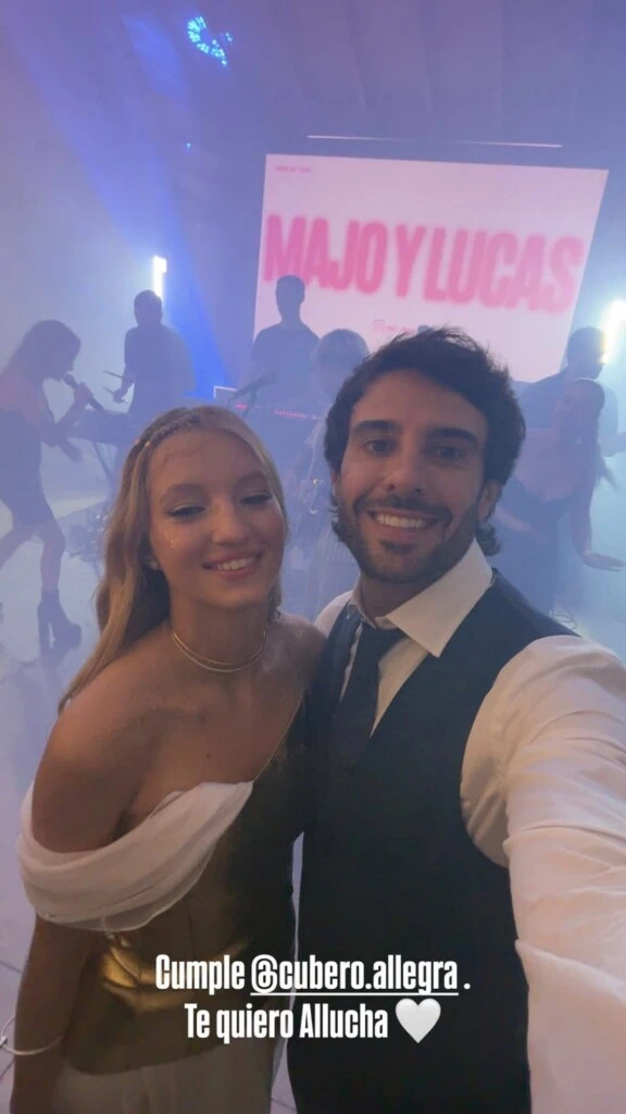 Allegra Cubero y Manu Urcera posaron con felicidad durante la fiesta.