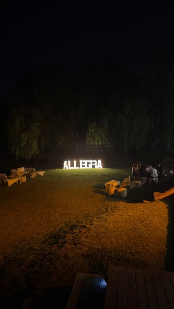 Un letrero luminoso con su nombre coronaba el espacio exterior y, con el correr de las horas, se convirtió en uno de los spots más fotografiados de la noche.