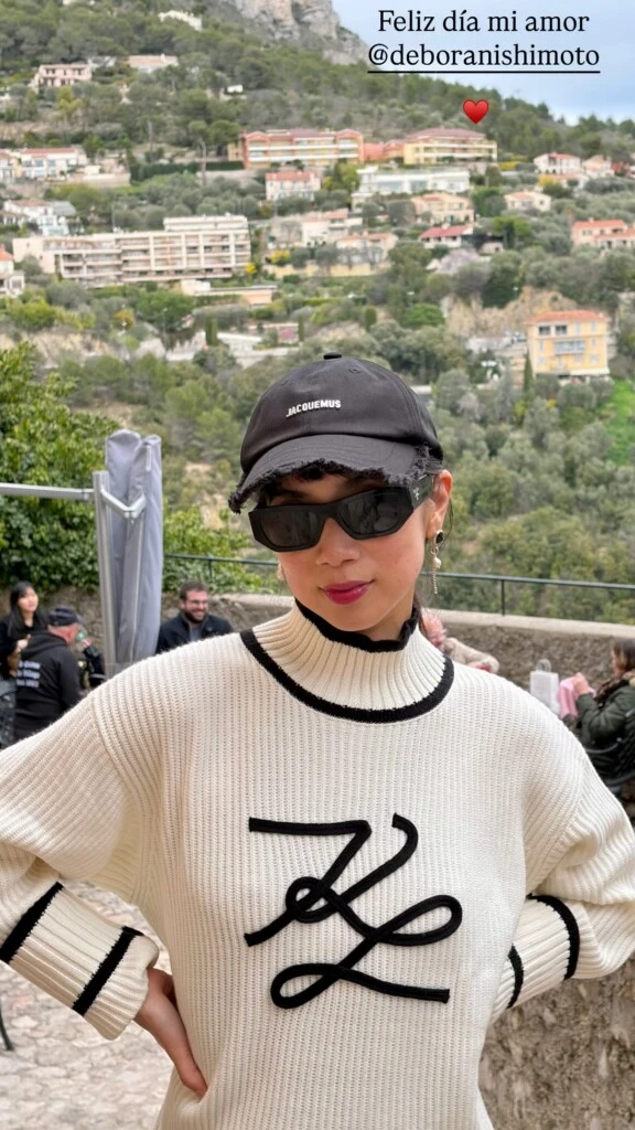 Esteban Lamothe compartió una imagen de Débora Nishimoto sonriendo en un paisaje turístico. Foto: Instagram