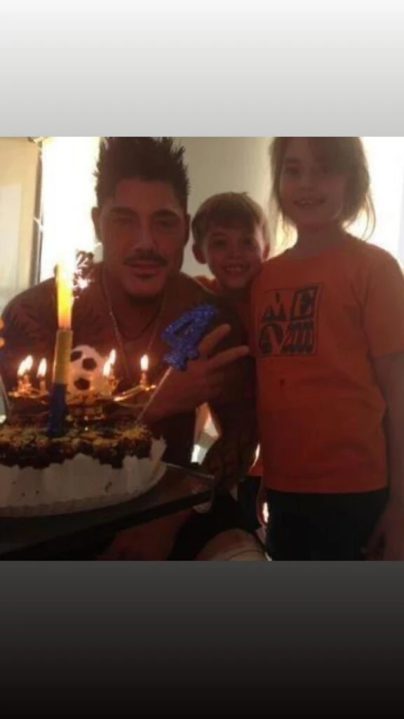 A través de imágenes vintage, compartió escenas de su infancia junto a Marta y momentos de cumpleaños pasados con el empresario.