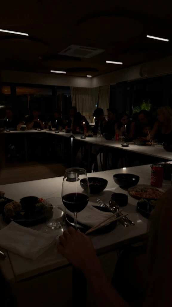  Desde la invitación hasta la disposición de las mesas organizadas en formato rectangular para compartir aperitivos y tragos; todo estuvo pensado al detalle.