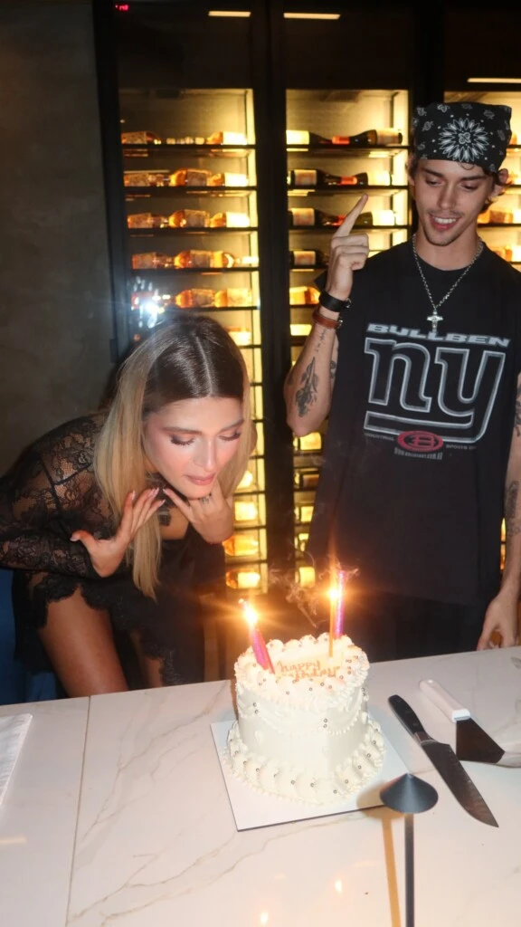 Antes de soplar las velitas, los hermanos se tomaron unos segundos para pedir sus deseos. 