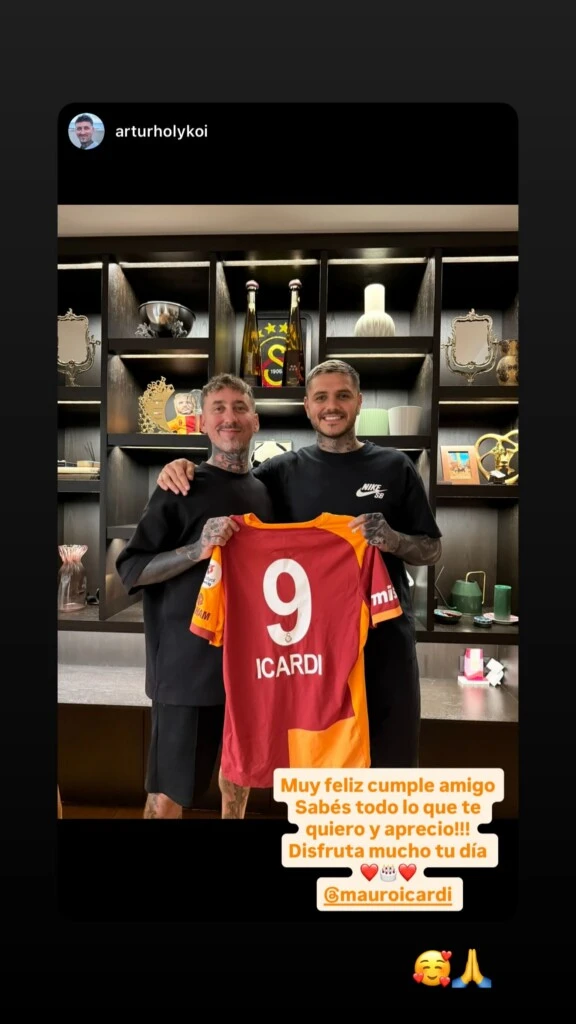 Las imágenes compartidas reflejaron su presente en Turquía, donde se consolidó como una figura clave del equipo.