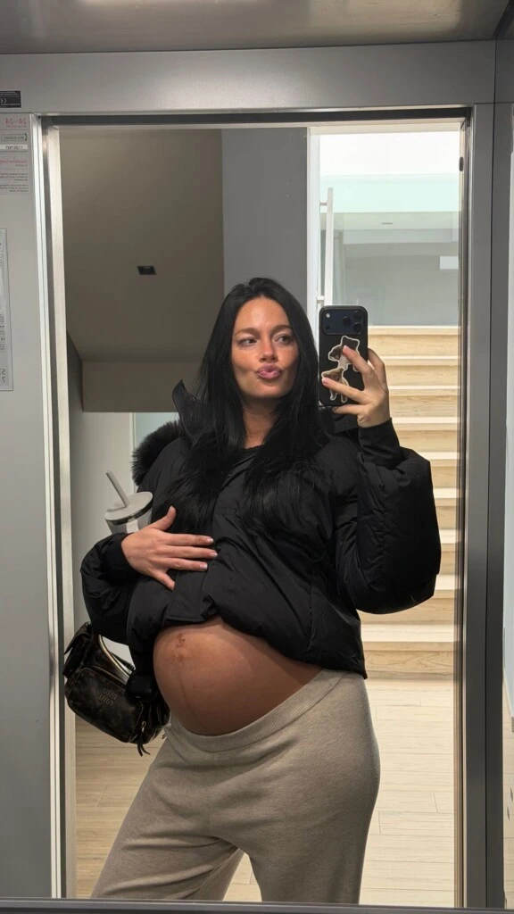 La actriz apostó por un estilismo comfy y funcional.