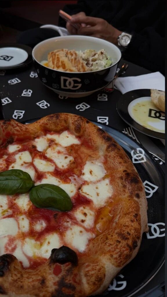 El itinerario también incluyó salidas nocturnas donde la pizza italiana fue protagonista.