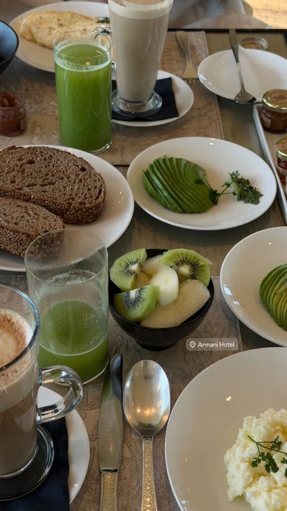 El viaje combinó momentos de relax en el hotel con desayunos saludables a base de tostadas integrales, palta, frutas y jugos naturales.