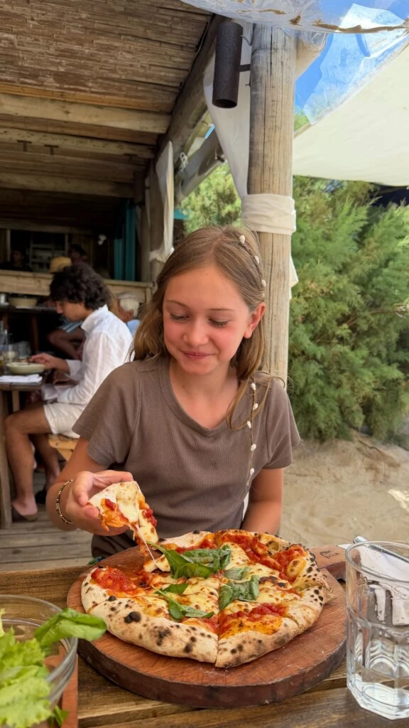 La secuencia continuó al día siguiente, cuando la modelo mostró el plan post noche de playa: un almuerzo simple pero delicioso junto a su hija. 