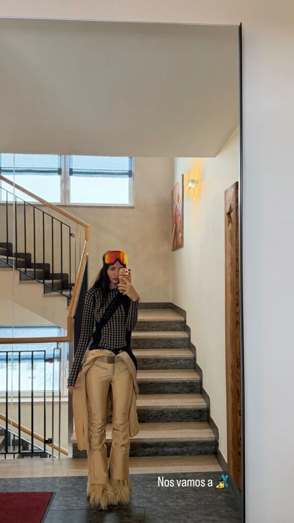 La modelo optó por una remera negra con estrellas blancas y un catsuit impermeable color crema.