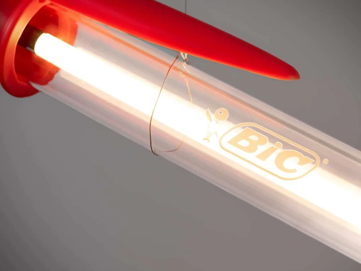 En lugar de tinta, el tubo central alberga una luz cálida que recorre toda la pieza y enfatiza su carácter escultórico. 