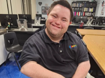 El mundo de los negocios suele regirse por métricas frías, pero la historia de John Cronin demuestra que la empatía y la creatividad también pueden ser motores de alta rentabilidad. John se convirtió en un hito del mundo empresarial al ser el primer emprendedor con síndrome de Down en ingresar a la prestigiosa lista Forbes. Su empresa, John’s Crazy Socks, no solo factura millones de dólares al año, sino que nació de una necesidad tan simple como profunda: el deseo de trabajar en un sistema que le cerraba las puertas. Todo empezó cuando John cursaba su último año de secundaria. Al ver que no encontraba opciones de empleo tras la graduación, no se dio por vencido. "Fue mi idea empezar con John’s Crazy Socks. Le dije a mi papá: 'hagamos un negocio juntos'. Yo mismo me iba a crear mi propio empleo", recuerda el joven sobre aquel momento bisagra. La elección del producto no fue azarosa; John usó medias coloridas y originales durante toda su vida y estaba convencido de que esa pasión podía ser compartida. Un modelo de negocio que contagia alegría Lo que comenzó como un proyecto familiar para vender medias divertidas y temáticas, escaló hasta convertirse en una marca reconocida internacionalmente. Para John, el éxito no se mide solo en dólares, sino en el impacto emocional que genera su producto. Él sostiene que su misión es difundir felicidad: desde el momento en que alguien recibe el paquete, hasta que se pone las medias o les cuenta a otros sobre ellas. "Miro las noticias y veo que hay mucha gente enojada. Quizás necesitamos que más personas usen mis medias; así el mundo sería un lugar mucho más feliz", reflexiona Cronin. Esta filosofía, que combina un mensaje optimista con una gestión comercial eficiente, le permitió posicionar su compañía como un ejemplo de visión estratégica en el mercado global del lifestyle. El valor de la inclusión real Más allá de los diseños llamativos, el corazón de la empresa está en su planta de trabajadores. John’s Crazy Socks emplea a otras personas con síndrome de Down y diversas discapacidades, demostrando que la inclusión laboral es, además de un derecho, una ventaja competitiva. "Parte de nuestra misión es demostrar lo que las personas con discapacidades intelectuales pueden lograr. Nuestra experiencia demuestra los beneficios de centrarnos en lo que una persona puede hacer, no en lo que no puede hacer", explica Cronin. Al desplazar el foco de la limitación hacia la capacidad, John logró construir una cultura organizacional que hoy es estudiada por líderes de todo el mundo. A diez años del inicio de esta aventura, John es la cara visible y el alma de sus redes sociales, donde se comunica con su comunidad con una sensibilidad que rompe pantallas. Su ingreso a Forbes no es solo un reconocimiento personal; es una señal clara de que el mercado está listo para líderes que apuesten por la diversidad y la calidez humana como pilares fundamentales.