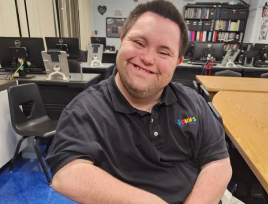 El mundo de los negocios suele regirse por métricas frías, pero la historia de John Cronin demuestra que la empatía y la creatividad también pueden ser motores de alta rentabilidad. John se convirtió en un hito del mundo empresarial al ser el primer emprendedor con síndrome de Down en ingresar a la prestigiosa lista Forbes. Su empresa, John’s Crazy Socks, no solo factura millones de dólares al año, sino que nació de una necesidad tan simple como profunda: el deseo de trabajar en un sistema que le cerraba las puertas. Todo empezó cuando John cursaba su último año de secundaria. Al ver que no encontraba opciones de empleo tras la graduación, no se dio por vencido. "Fue mi idea empezar con John’s Crazy Socks. Le dije a mi papá: 'hagamos un negocio juntos'. Yo mismo me iba a crear mi propio empleo", recuerda el joven sobre aquel momento bisagra. La elección del producto no fue azarosa; John usó medias coloridas y originales durante toda su vida y estaba convencido de que esa pasión podía ser compartida. Un modelo de negocio que contagia alegría Lo que comenzó como un proyecto familiar para vender medias divertidas y temáticas, escaló hasta convertirse en una marca reconocida internacionalmente. Para John, el éxito no se mide solo en dólares, sino en el impacto emocional que genera su producto. Él sostiene que su misión es difundir felicidad: desde el momento en que alguien recibe el paquete, hasta que se pone las medias o les cuenta a otros sobre ellas. "Miro las noticias y veo que hay mucha gente enojada. Quizás necesitamos que más personas usen mis medias; así el mundo sería un lugar mucho más feliz", reflexiona Cronin. Esta filosofía, que combina un mensaje optimista con una gestión comercial eficiente, le permitió posicionar su compañía como un ejemplo de visión estratégica en el mercado global del lifestyle. El valor de la inclusión real Más allá de los diseños llamativos, el corazón de la empresa está en su planta de trabajadores. John’s Crazy Socks emplea a otras personas con síndrome de Down y diversas discapacidades, demostrando que la inclusión laboral es, además de un derecho, una ventaja competitiva. "Parte de nuestra misión es demostrar lo que las personas con discapacidades intelectuales pueden lograr. Nuestra experiencia demuestra los beneficios de centrarnos en lo que una persona puede hacer, no en lo que no puede hacer", explica Cronin. Al desplazar el foco de la limitación hacia la capacidad, John logró construir una cultura organizacional que hoy es estudiada por líderes de todo el mundo. A diez años del inicio de esta aventura, John es la cara visible y el alma de sus redes sociales, donde se comunica con su comunidad con una sensibilidad que rompe pantallas. Su ingreso a Forbes no es solo un reconocimiento personal; es una señal clara de que el mercado está listo para líderes que apuesten por la diversidad y la calidez humana como pilares fundamentales.