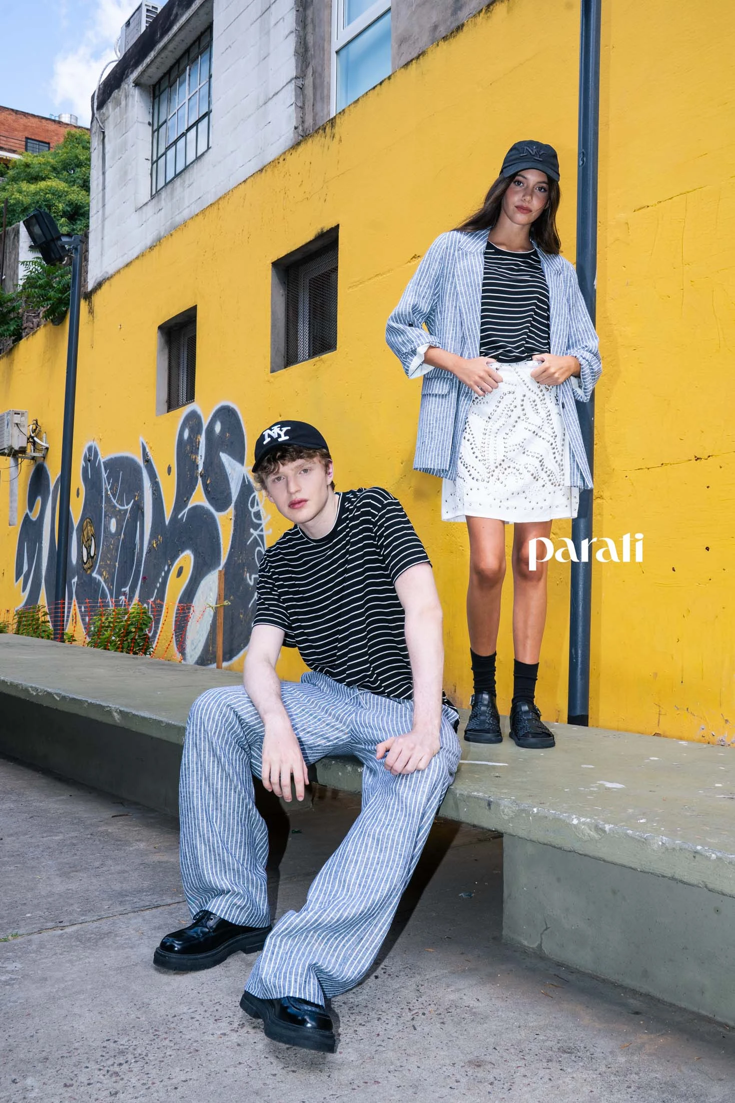 
Matías: remera rayada y pantalón pijama @verapasionadas 
Tais: blazer de lino rayado, remera rayada, mini con tachas y sandalias @verapasionadas 
