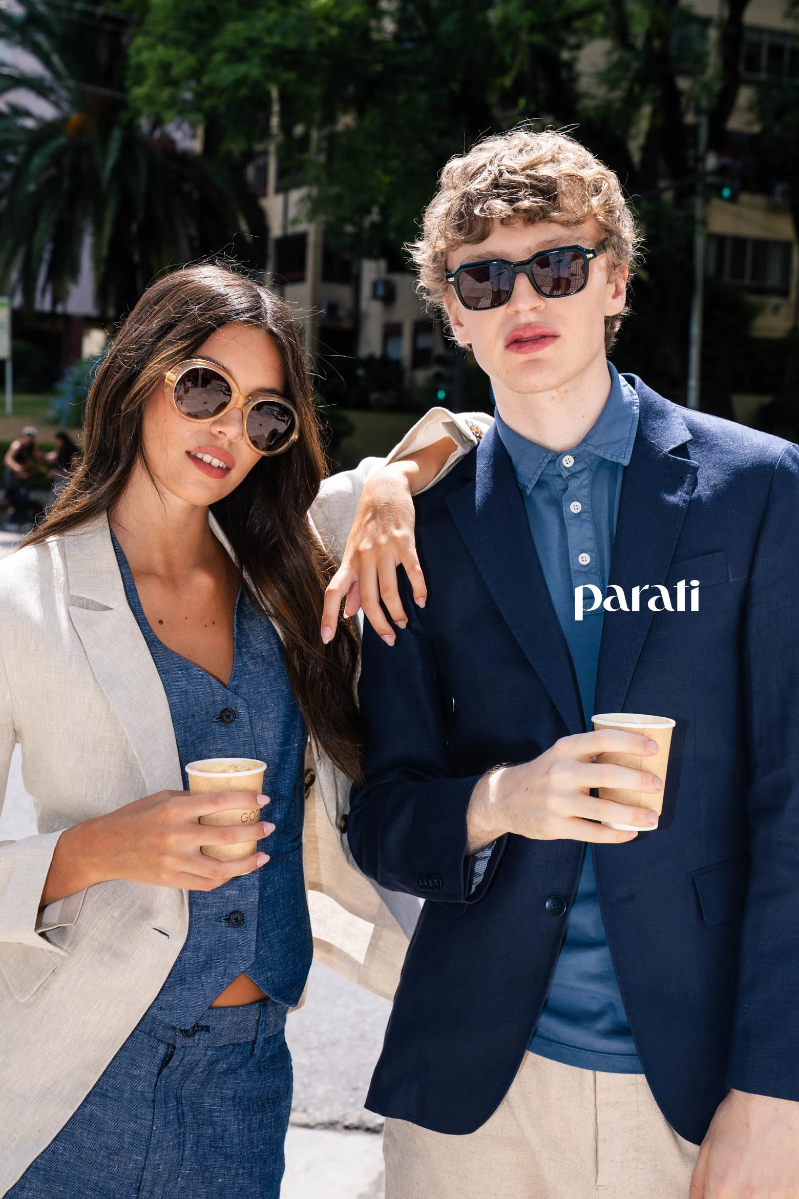 Matías: saco azul de lino sin forrar, chemise de algodón y  

bermudas de lino @giesso 