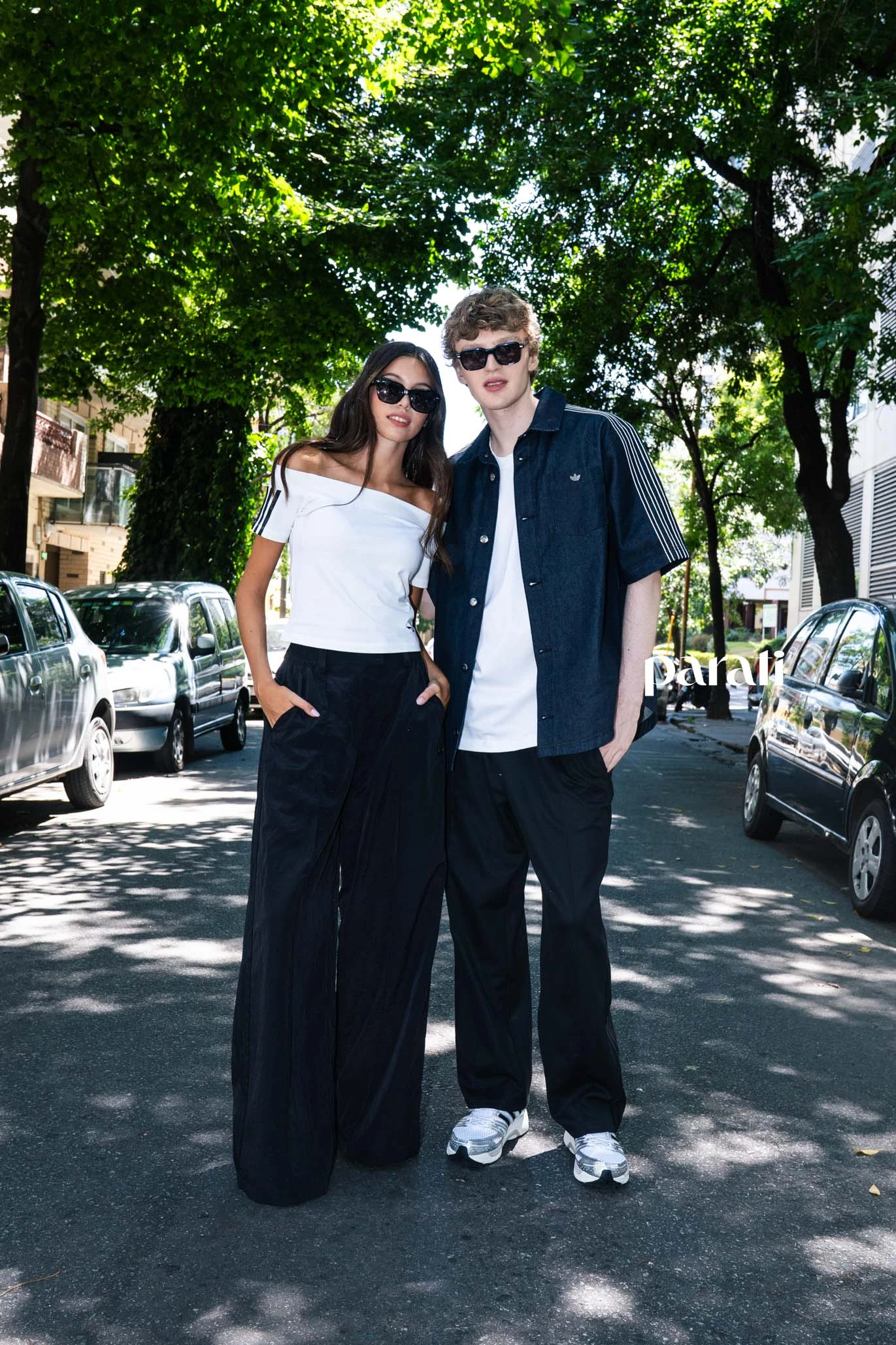 Matías: saco de denim, grueso, remera, pantalón deportivo y zapatillas @adidasar 

Tais: Crop top, pantalón ancho y zapatillas combinadas animal print @adidasar 