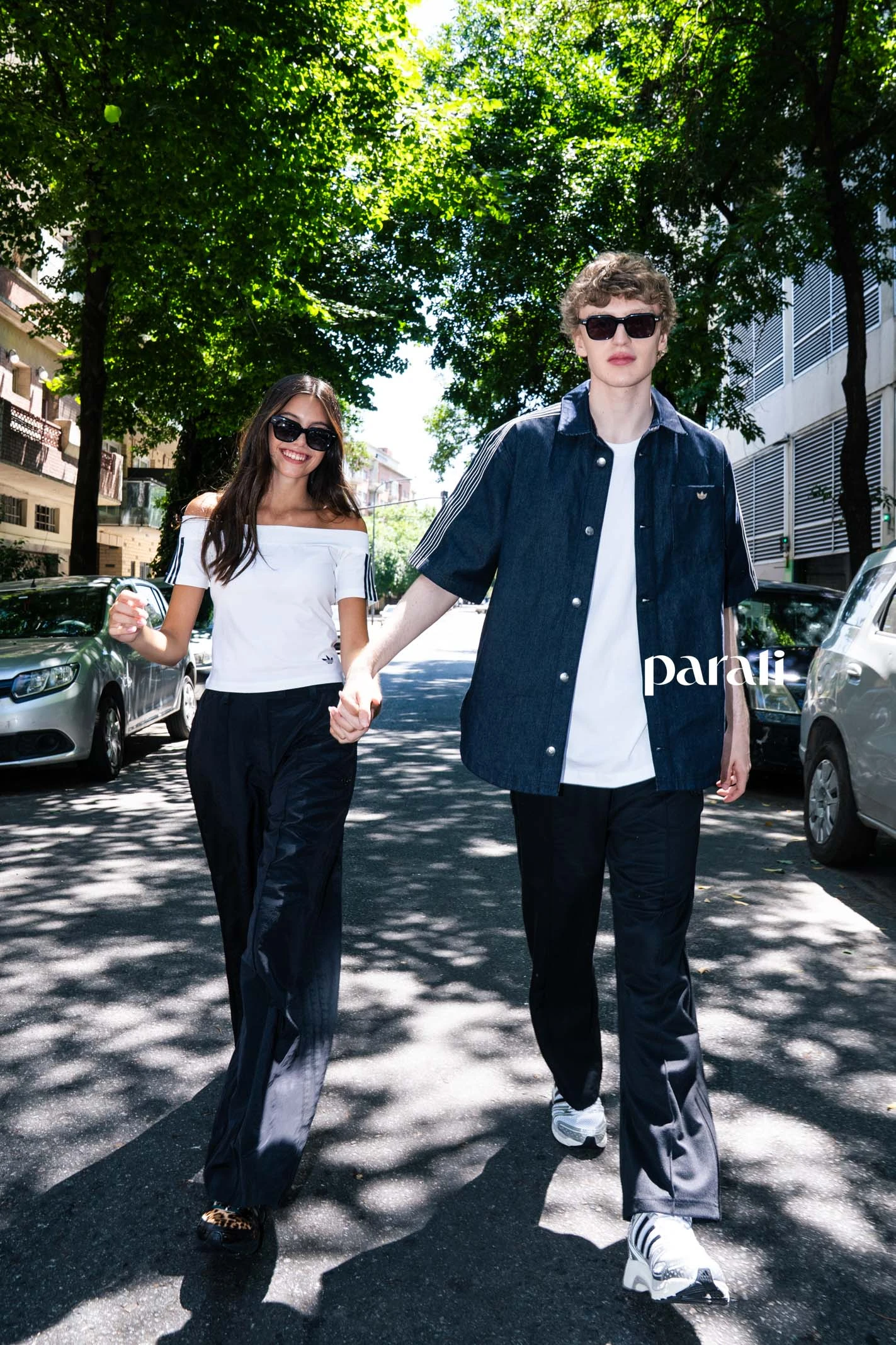 Matías: saco de denim, grueso, remera, pantalón deportivo y zapatillas @adidasar 
Tais: Crop top, pantalón ancho y zapatillas combinadas animal print @adidasar 