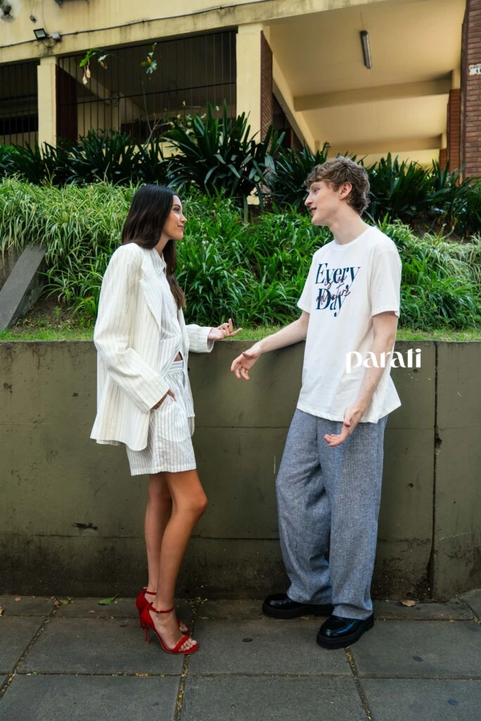 
Matías: remera con estampa y pantalón ancho de lino @verapasionadas 
Tais: blazer rayado y camisa y short pijameros rayados @verapasionadas Sandalias de gamuza @lachicadelosstilettos 