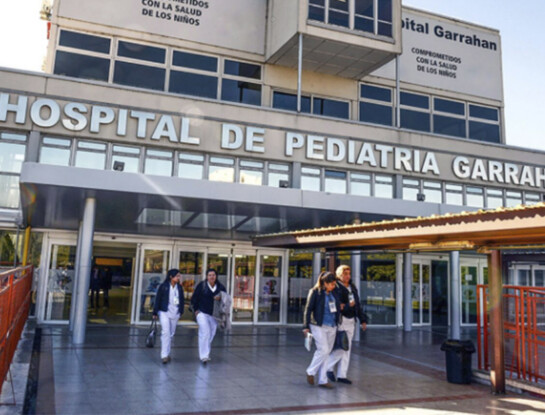 Durante un año le dijeron que tenía epilepsia y era cáncer: la historia de Mía, la nena de 6 años que hoy lucha en el Garrahan